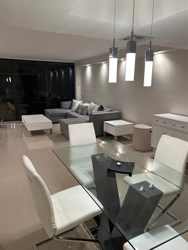 Foto del edificio - 16175 Golf Club Rd