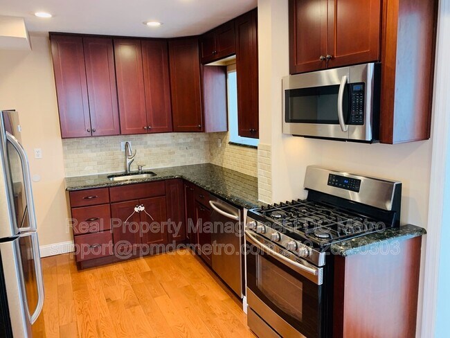 Building Photo - 643 Farragut Pl NE