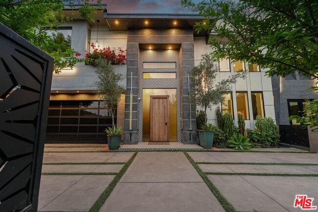 Building Photo - 5415 Amestoy Ave