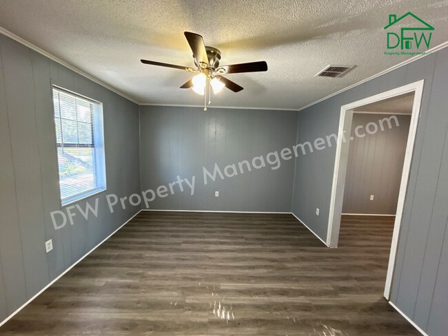 Foto del edificio - Charming 2-Bedroom Upstairs Apartment in Irving – Convenient Location, Fenced Yard, and More!