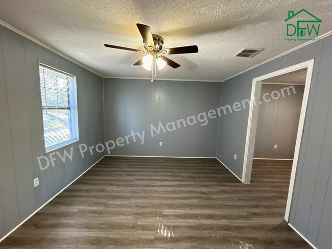 Building Photo - Newly Renovated 2-Bedroom Apartment For Le...