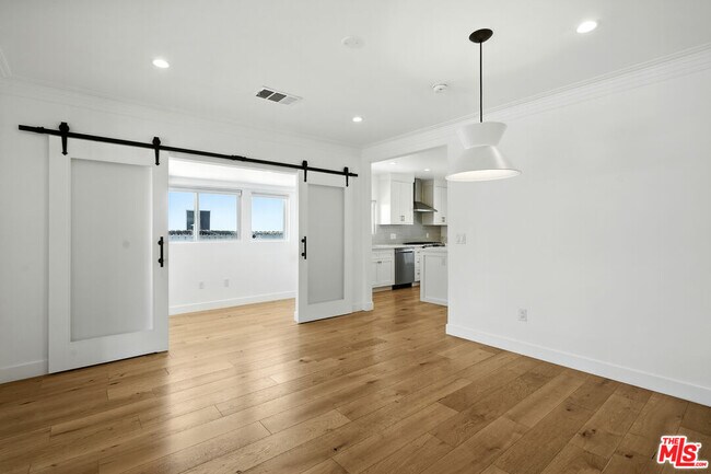 Foto del edificio - 1054 S Plymouth Blvd