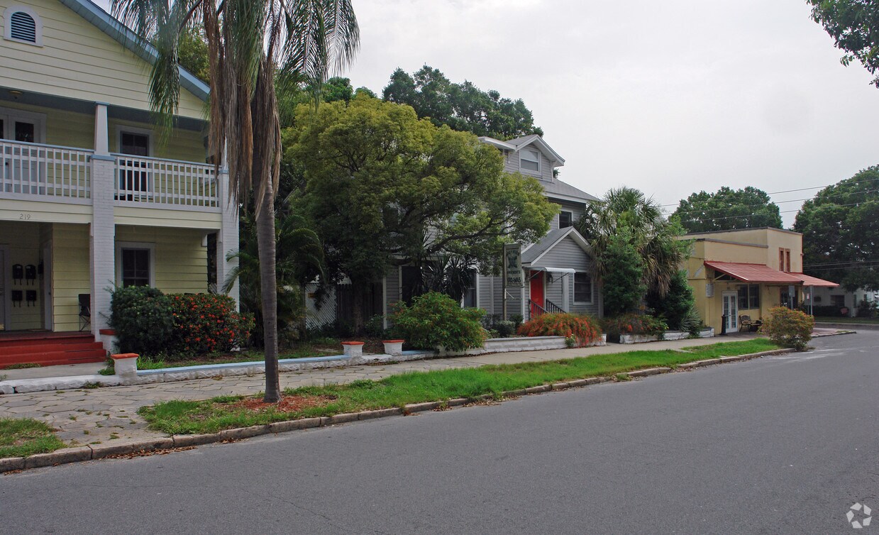 211 7th Ave N Saint Petersburg FL 33701 Apartments In Saint 