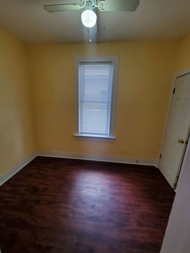 Building Photo - 3 Bedroom Single Family