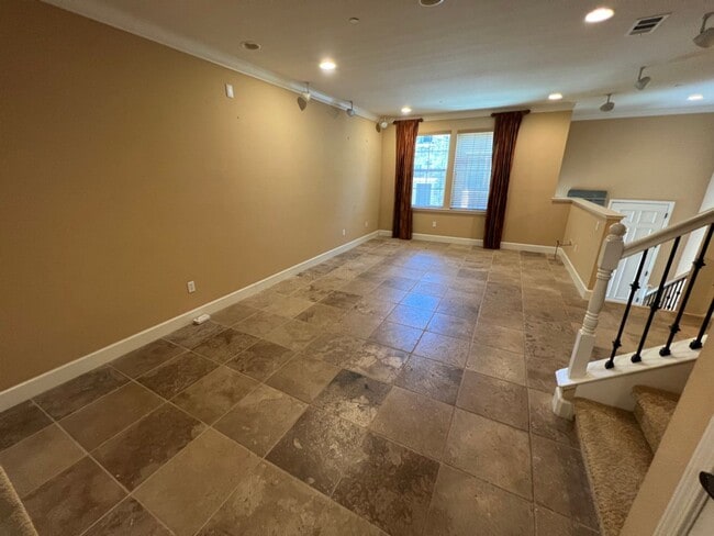 Building Photo - Meticulously Maintained 3 Bed 2.5 Bath Townhouse in Sunnyvale. Must see!