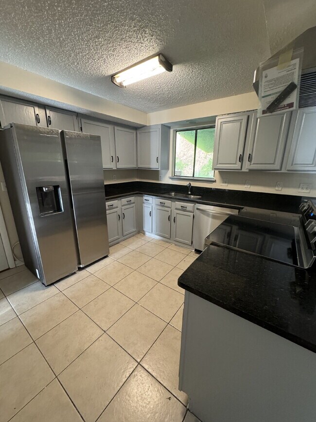 Building Photo - 4 bedroom 3 full bath home for rent in man...