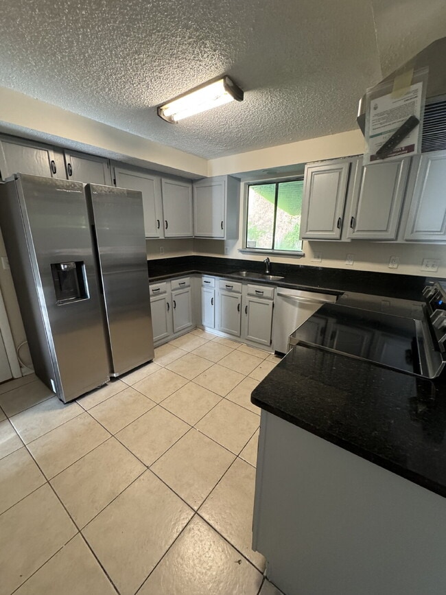 Foto del edificio - 4 bedroom 3 full bath home for rent in man...