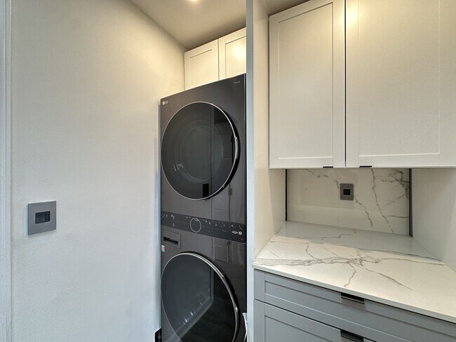 Foto del edificio - 5947 W Montrose Ave