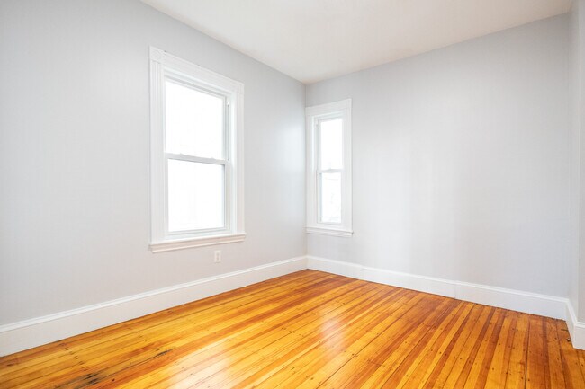 Building Photo - 40 Custer St
