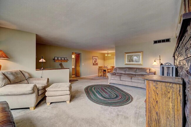 Foto del edificio - 3411 W Hillcrest Dr