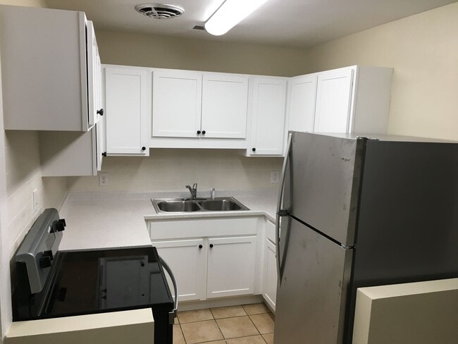 Building Photo - Charming home with a New Kitchen, tile flo...