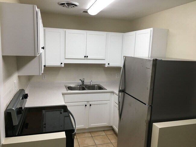 Foto del edificio - Charming home with a New Kitchen, tile flo...