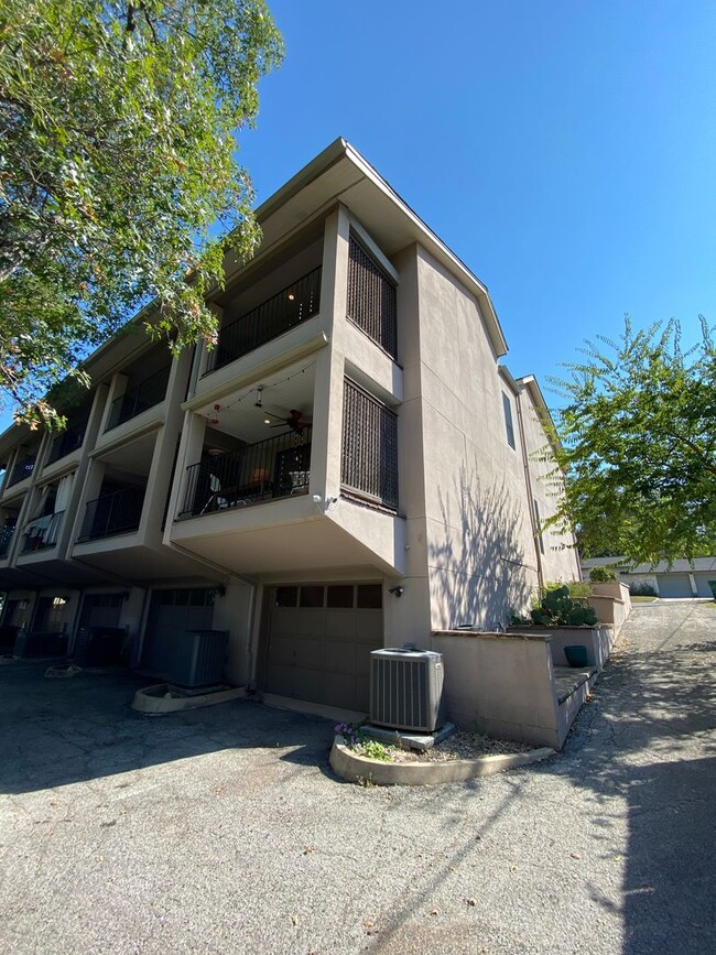 Building Photo - Alamo Heights Gem ~  2 / 2.5 Multi-Level C...