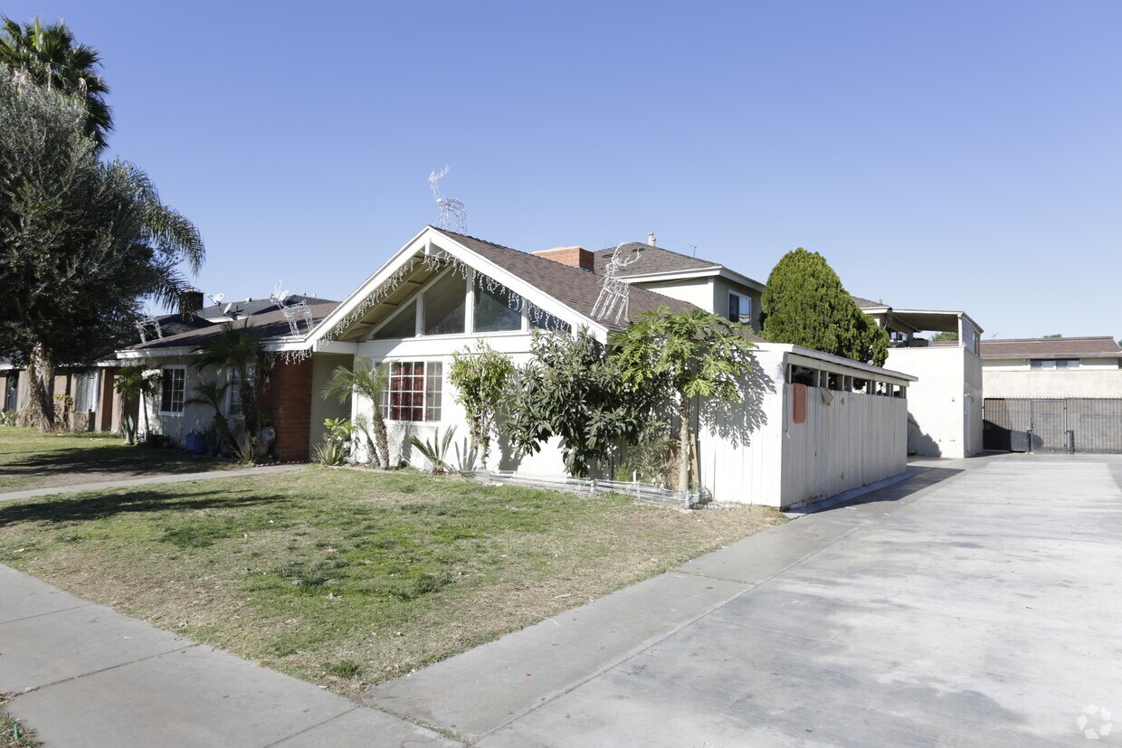 Primary Photo - 2547 E Park Ln