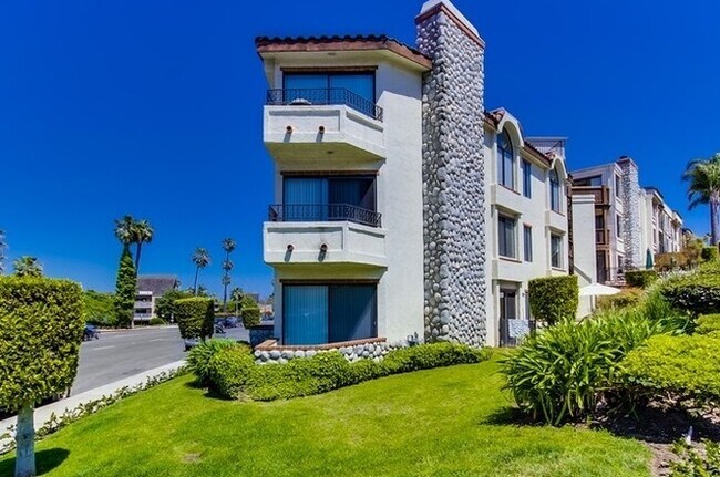 Building Photo - 4494 Mentone St