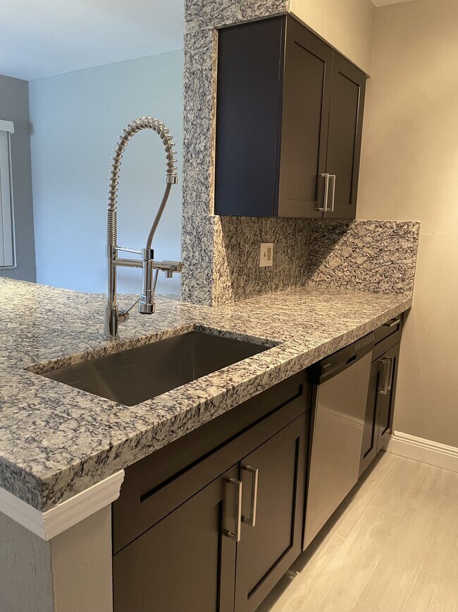 Foto del edificio - 2803 N Oakland Forest Dr