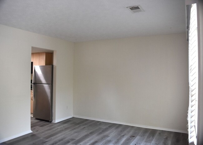 Building Photo - 3/2.5 Townhome in Quiet Subdivision Under ...