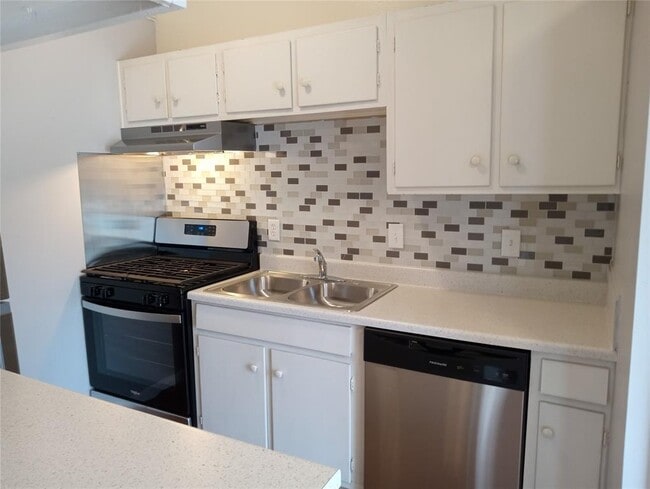 Building Photo - 606 W 51st St