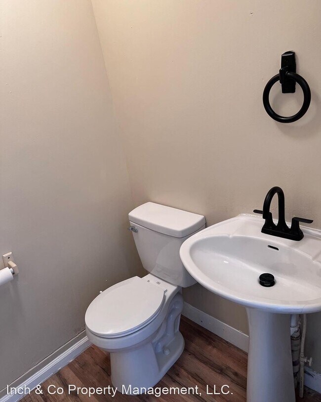 Building Photo - 2 br, 1.5 bath House - 928 Elm St