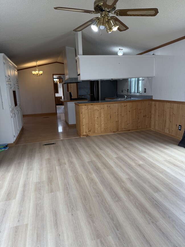 liv rm/kitchen - 954 N McCue St
