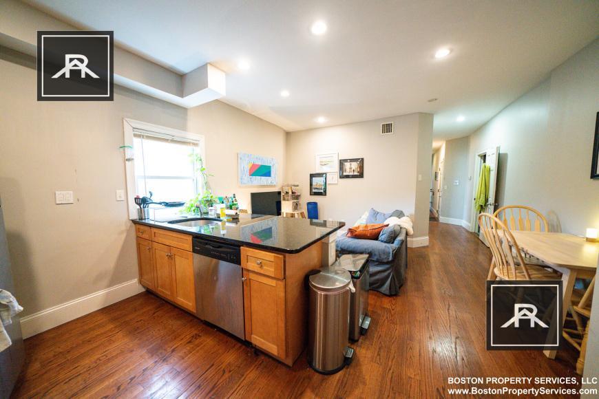 Foto principal - 4 bedroom in Boston MA 02130