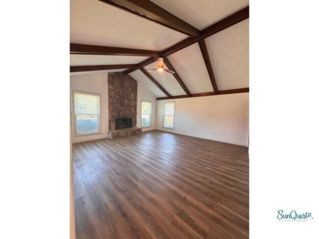Foto del edificio - Beautifully updated 3 bedroom, pool home z...
