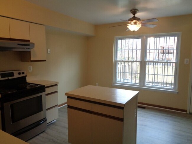 Foto del edificio - 107 N. Ann St/3 Bed, 2.5 Bath plus Family ...
