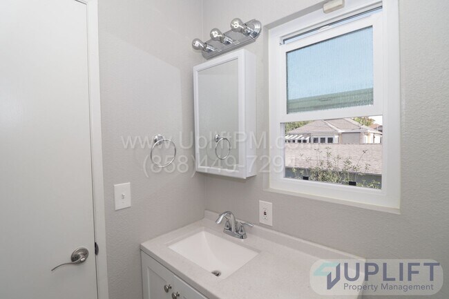 Foto del edificio - 2 bed 2 bath Remodeled Duplex