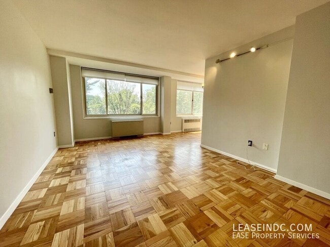 Foto del edificio - 4000 Tunlaw Rd NW