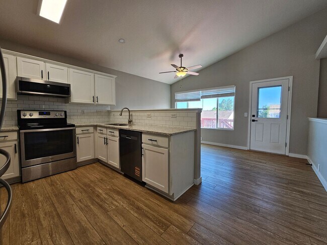 Building Photo - 3 Bed 3 Bath House in 80923!!
