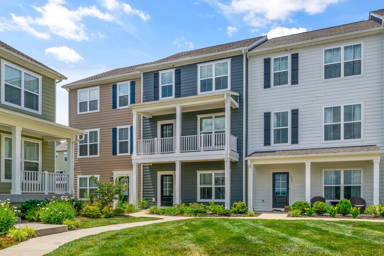 Primary Photo - 3 bed / 2 1/2 bath. Garage. Easy commute.