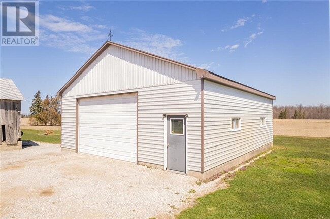 Photo du bâtiment - 5726 Lakeshore Rd