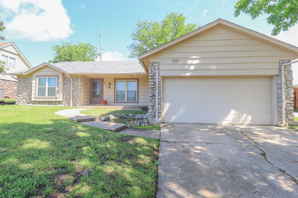 Foto principal - 4 Bedroom Home Available For Immediate Mov...