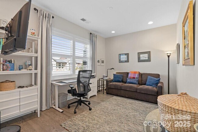 Foto del edificio - 305 Hemlock Bluff Ct
