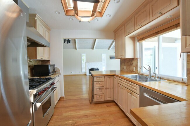 Building Photo - Well Maintained 3 Bedroom 2 Bath Home in Highly Desirable Saratoga Neighborhood!