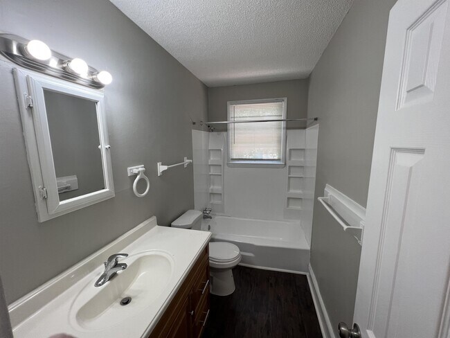 Building Photo - 2721 Kingswood Dr