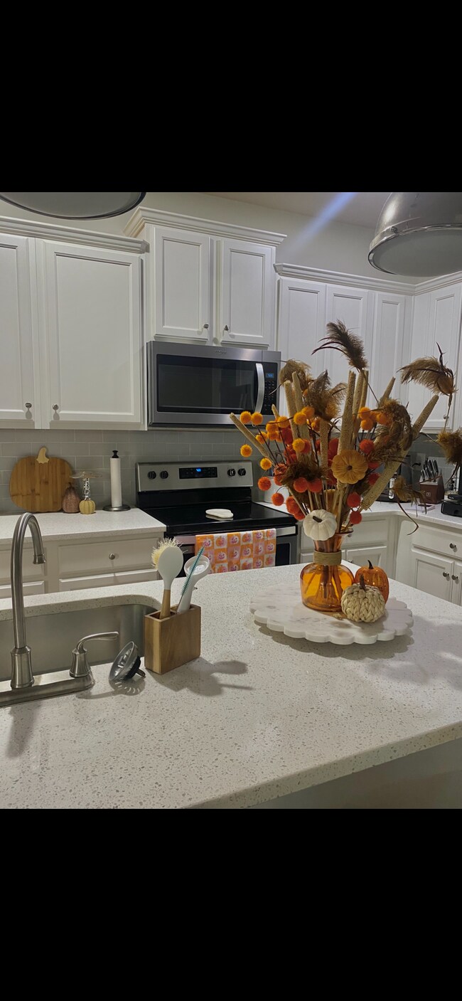 Building Photo - 325 Lorien Way