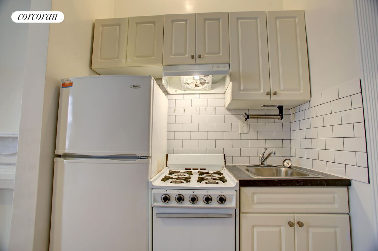 Building Photo - 130 W 73rd St