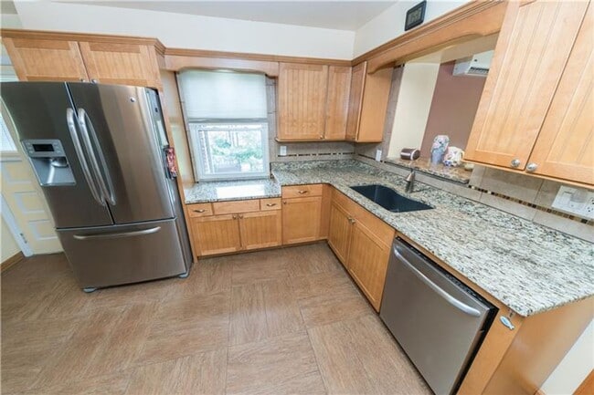 Building Photo - Spacious 4-Bedroom Rental with Huge Deck &...