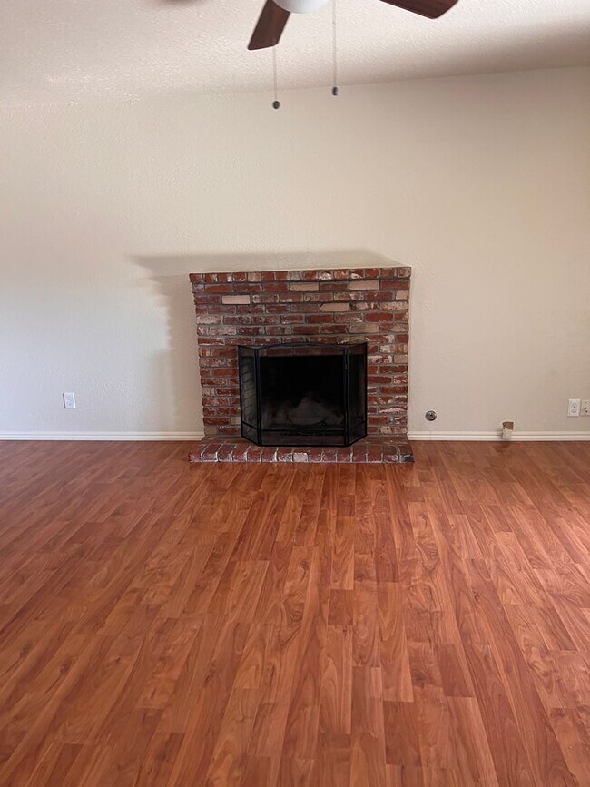 Building Photo - Available right away - 4 bedroom 2 bath