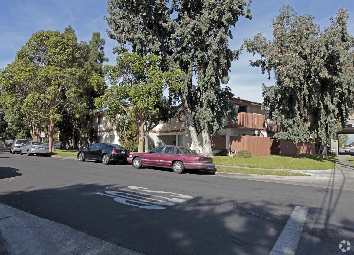 Foto del edificio - 13251 Newland St