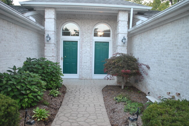 Building Photo - 715 Shadow Ln