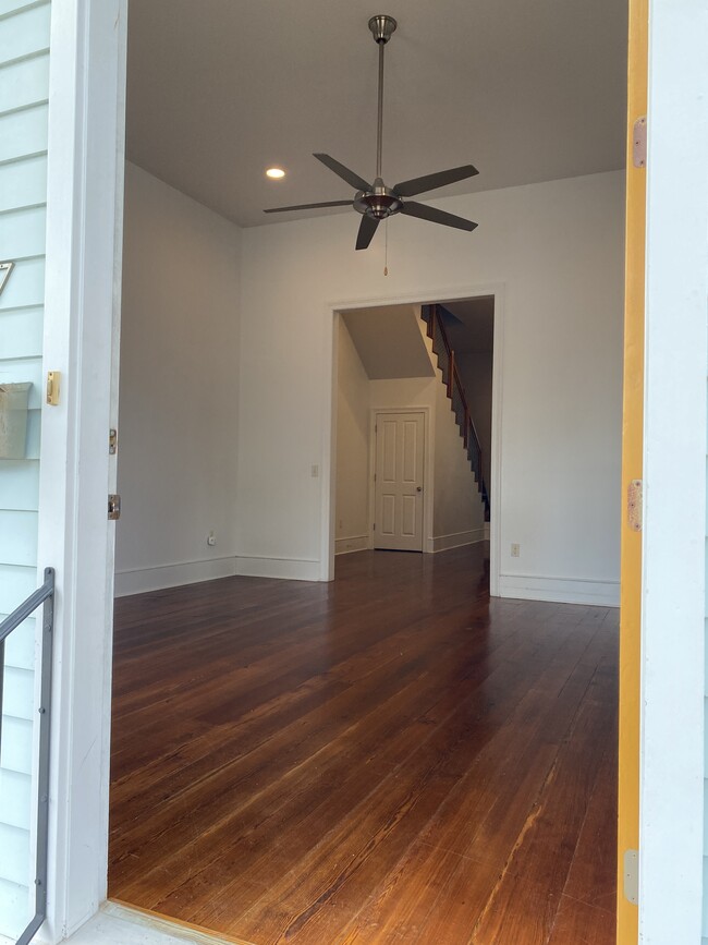 Building Photo - 547 Philip St