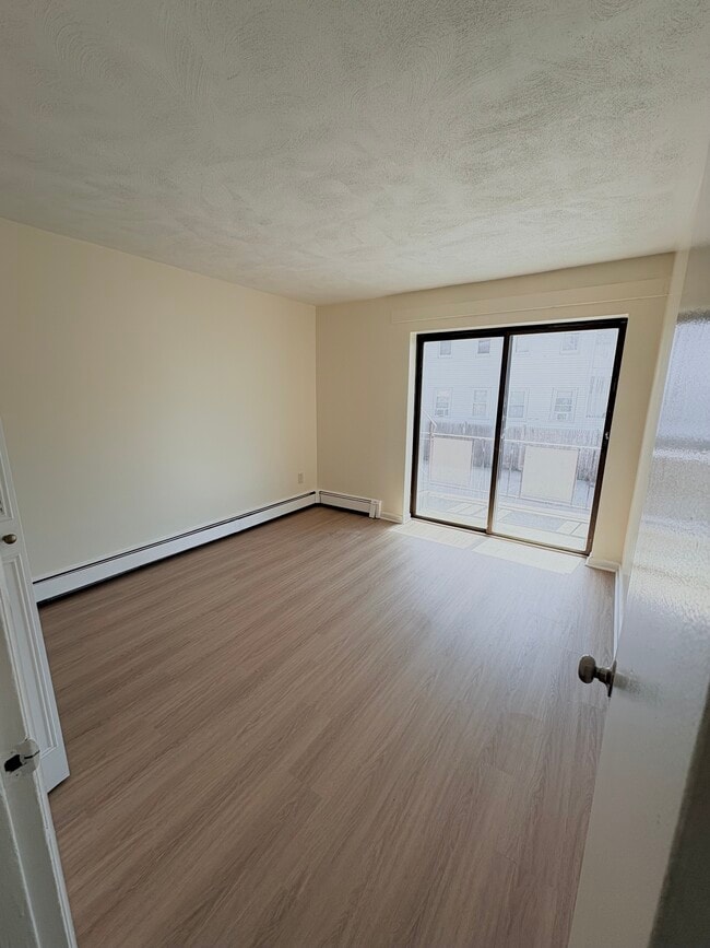 Building Photo - APTS in Everett, Malden, Chelsea & Boston