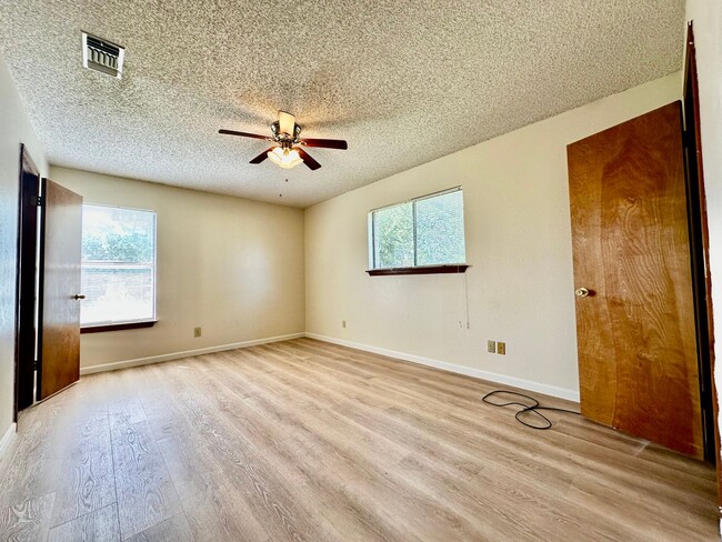 Building Photo - 580 Rimrock Rd