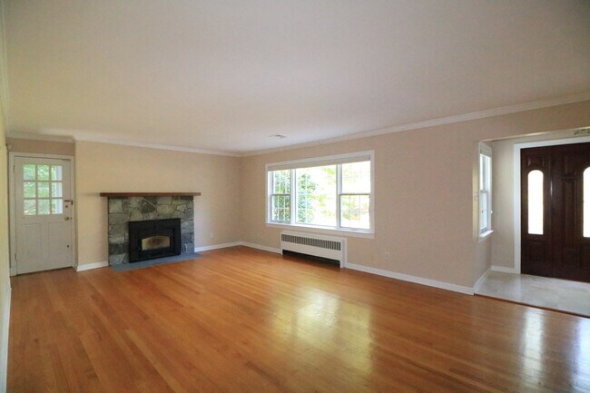 Foto del edificio - COMING SOON! Spacious Quiet 4BD/2BA Large ...