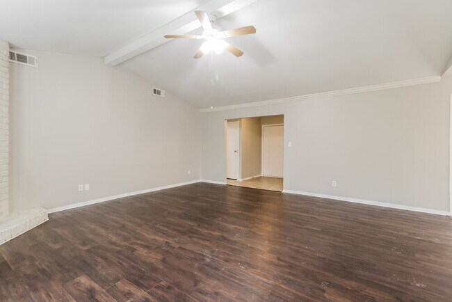 Building Photo - 2703 Wood River Rd