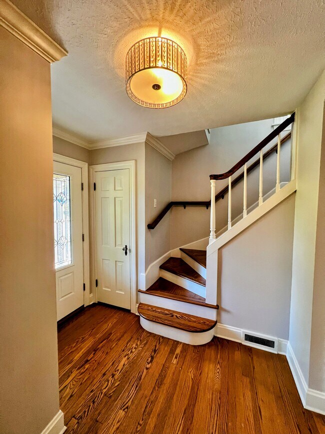 Building Photo - 333 Forest Hill Dr