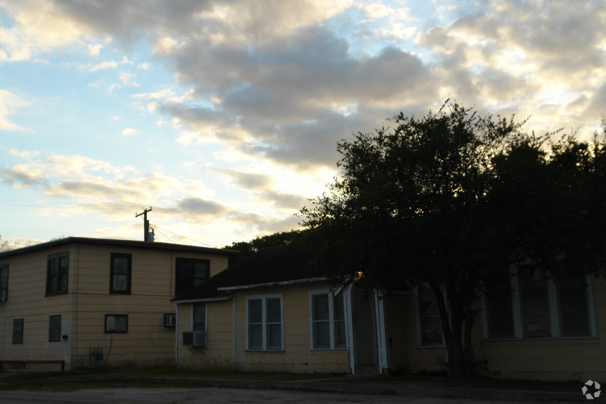 Foto del edificio - 117 N Armstrong Ave