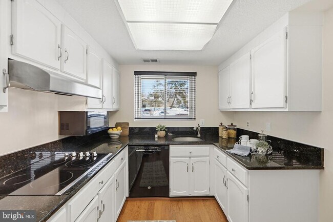 Building Photo - 3233 S Leisure World Blvd